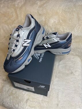 New in Box - Kid’s New Balance (size 6.5)